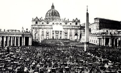 Blick auf eine Menschenmenge auf dem Platz und der Basilika von St. Peter, Vatikan, ca. 1865 von Italian Photographer